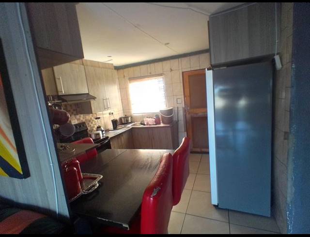 2 BEDROOM HOUSE FOR SALE IN LEKGALONG